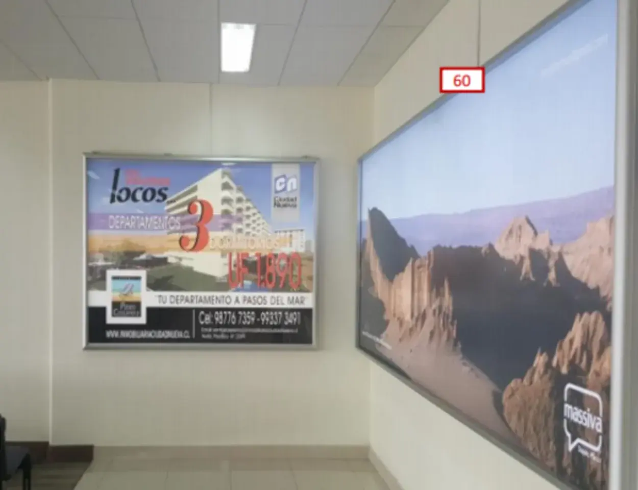 Letrero backlight mural costado acceso baños / Sala de Embarque - Aeropuerto La Serena