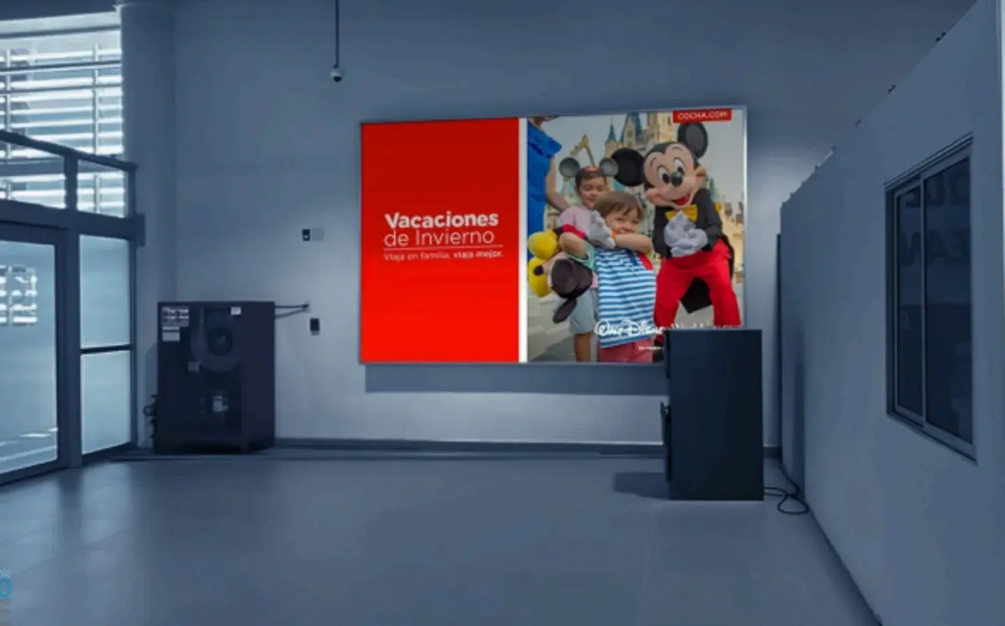 Muro frente a escalera - Acceso Sur Hall Público - Aeropuerto Iquique