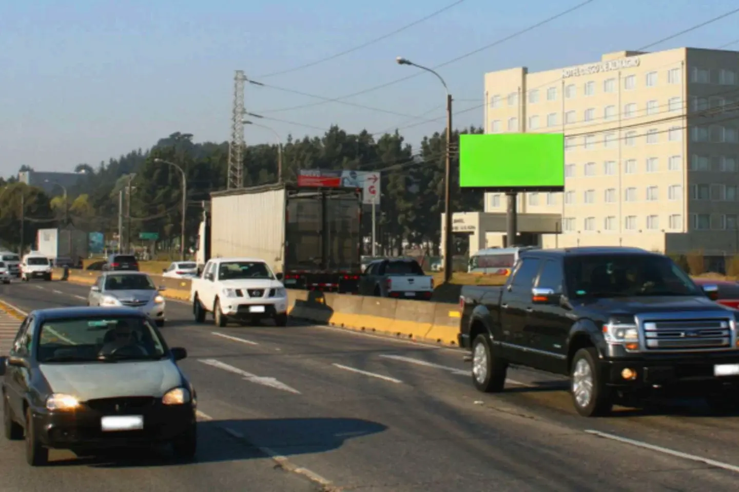 Av. Jorge Alessandri - frente a Clínica Universitaria