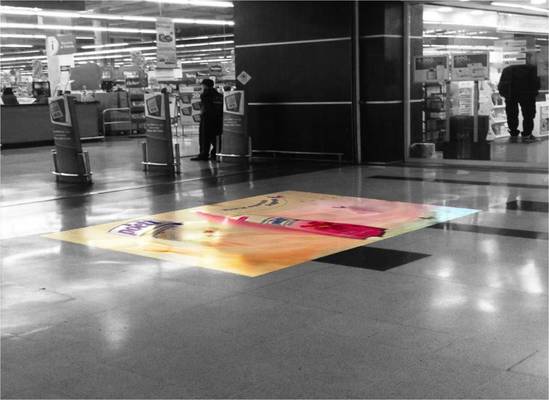 Publicidad adhesivo piso supermercado 2