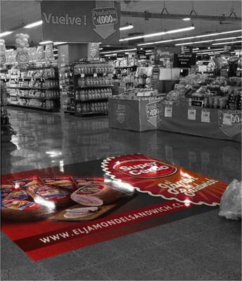 Publicidad adhesivo piso supermercado