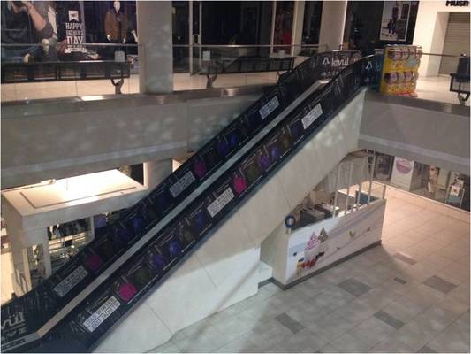 Publicidad en escalera mecánica de mall