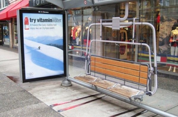 Publicidad en paradero Vitamin Water nieve
