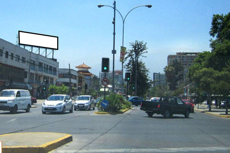 Foto de Irarrázaval esquina Macul, hacia Mall Plaza Egaña