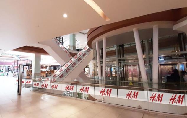 Foto de Mall Independencia - 2 escaleras + Barandas acceso Principal frente a H&M