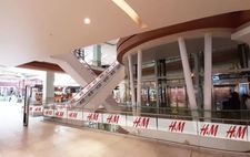 Mall Independencia - 2 escaleras + Barandas acceso Principal frente a H&M