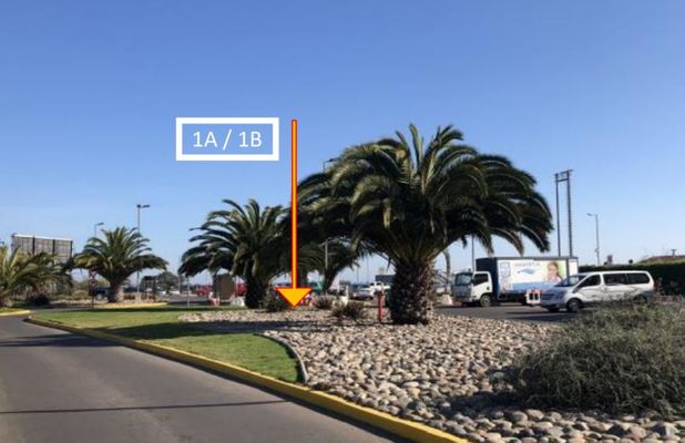 Foto de Letrero Monumental o Pantalla Led / Jardines Frontis Terminal de Pasajeros - Exterior Aeropuerto La Serena