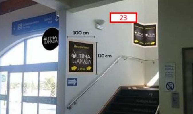 Foto de Adhesivo o material a fin / Sector Escalera, Hall de llegadas  - Aeropuerto La Serena