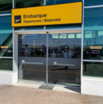 Mamparas de acceso / Hall Público Terminal de Pasajeros N°1 - Aeropuerto el Loa Calama