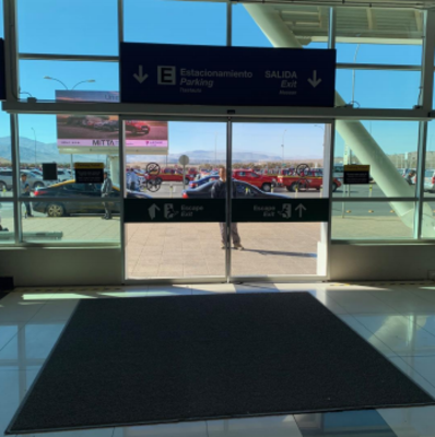Foto de Mamparas salida al exterior / Hall Público Terminal de Pasajeros N°1 - Aeropuerto el Loa Calama
