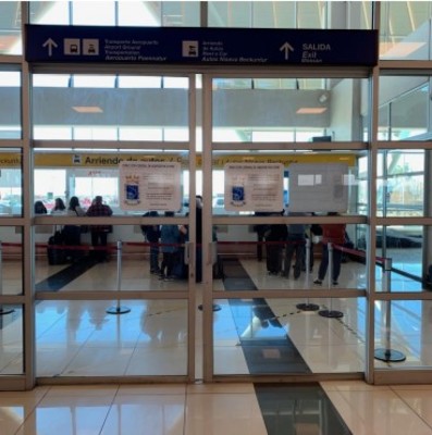 Foto de Mamparas de Salida, sector público / Llegada Internacional, Terminal de Pasajeros  - Aeropuerto el Loa Calama
